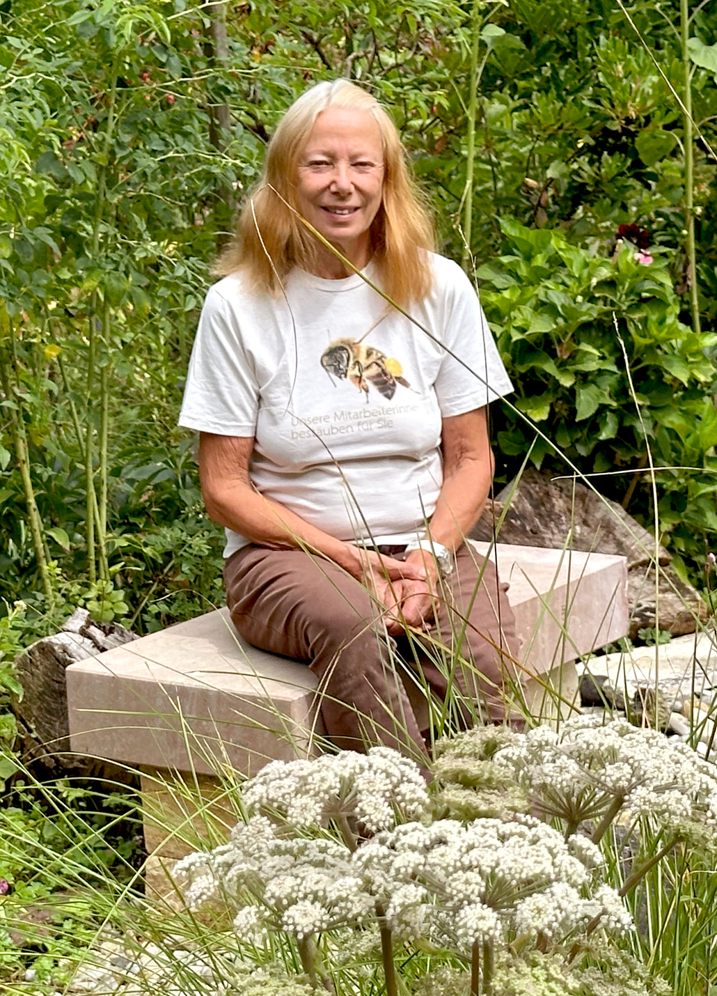Eva Sprecher ist Biologin und Mitglied des Zentralvorstands BienenSchweiz. In ihrem Naturgarten finden Bienen auch im Hoch- und Spätsommer noch reichlich Pollen und Nektar. Ein paar dieser Insektenlieblinge stellt sie uns in diesem Artikel vor. Foto: Andres Sprecher