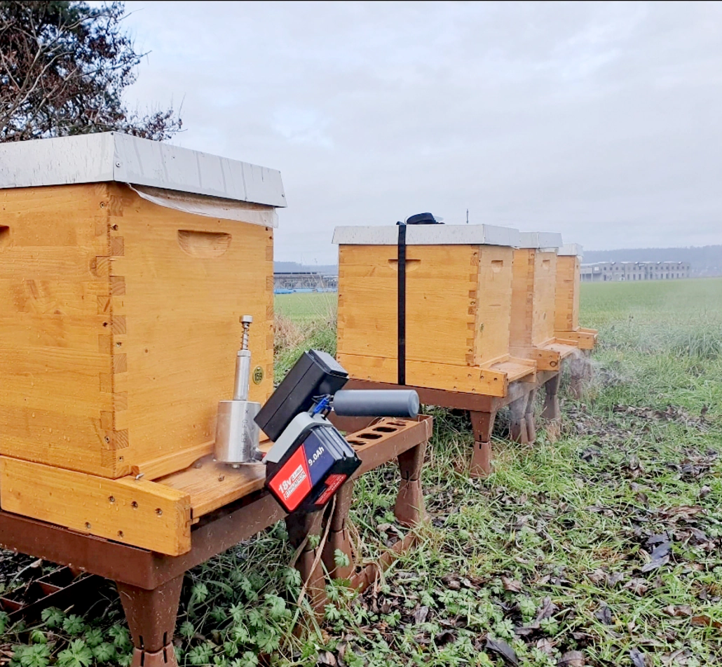 Foto: Manuela Keller Winterbehandlung durch Oxalsäure-Sublimation mit einem Sublimox-Verdamper, welcher mit Akku und Oxalsäure-Dosiereinrichtung ausgerüstet ist.