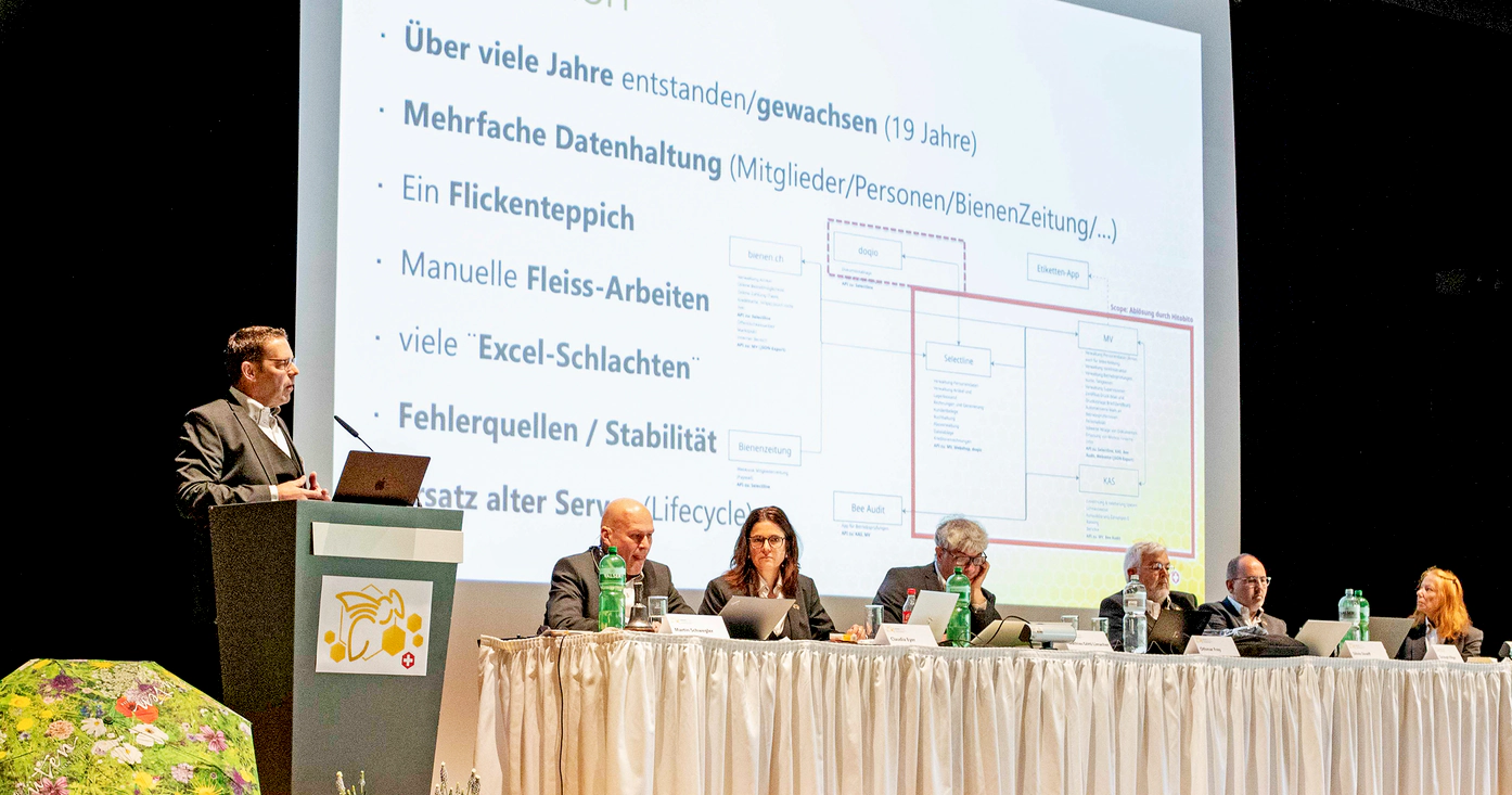 Foto: Michaela Rohrer Othmar Frey präsentiert der Versammlung den aktuellen Stand des IT-Projektes.